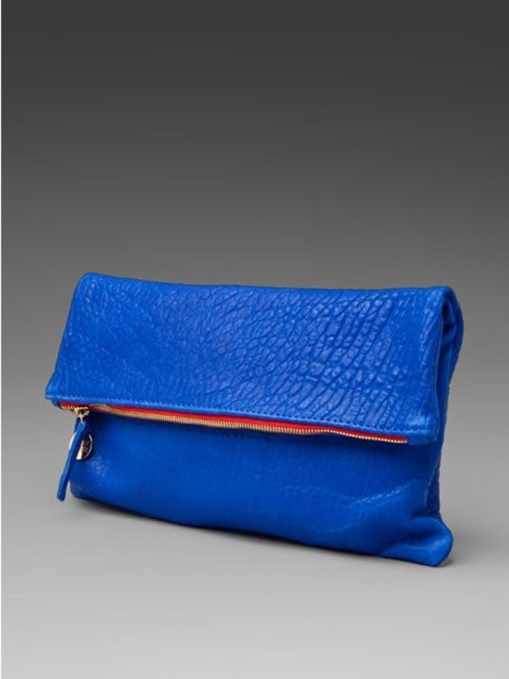 CLARE V. FOLDOVER CLUTCH IN BLUE PEBBLE WITH RED ZIPPER